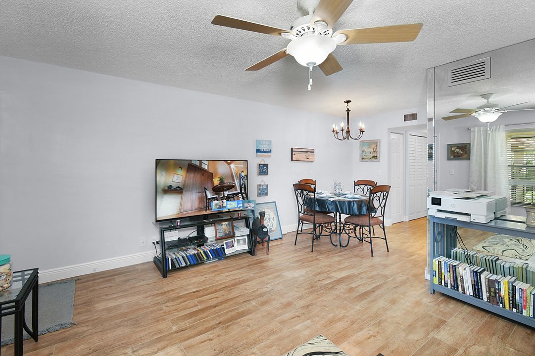 For Sale: $176,000 (1 beds, 1 baths, 697 Square Feet)