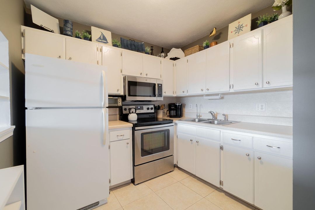 For Sale: $108,900 (1 beds, 1 baths, 612 Square Feet)