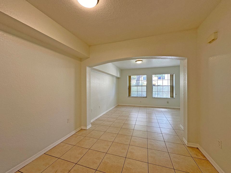 Active With Contract: $1,550 (1 beds, 1 baths, 752 Square Feet)