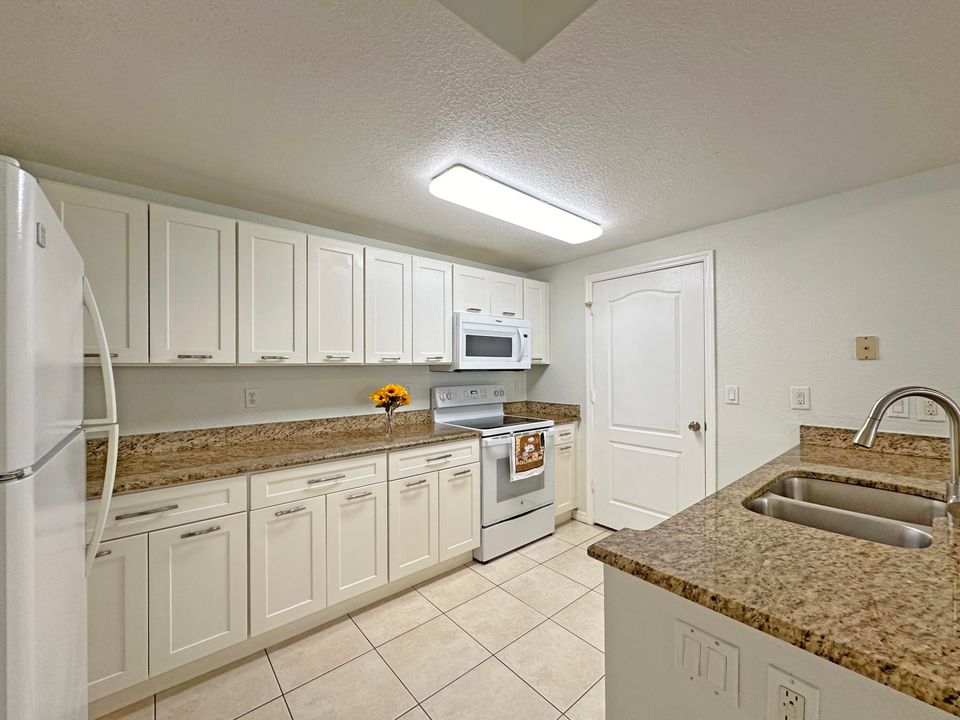 Active With Contract: $1,550 (1 beds, 1 baths, 752 Square Feet)