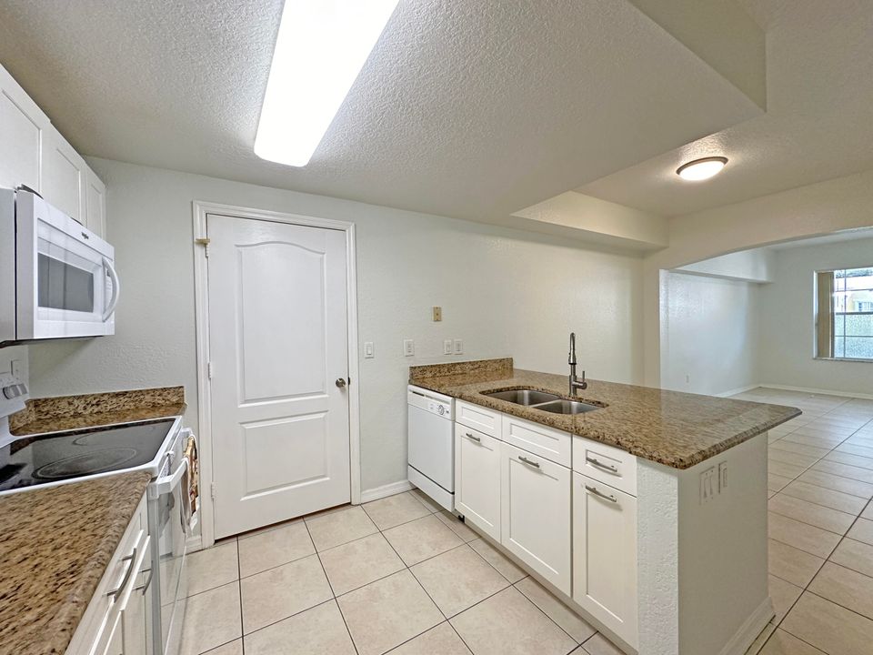 Active With Contract: $1,550 (1 beds, 1 baths, 752 Square Feet)