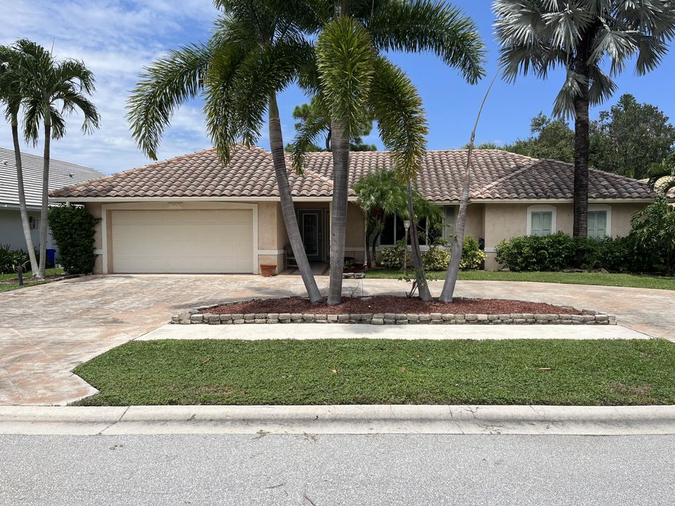 Recently Sold: $550,000 (3 beds, 2 baths, 2270 Square Feet)