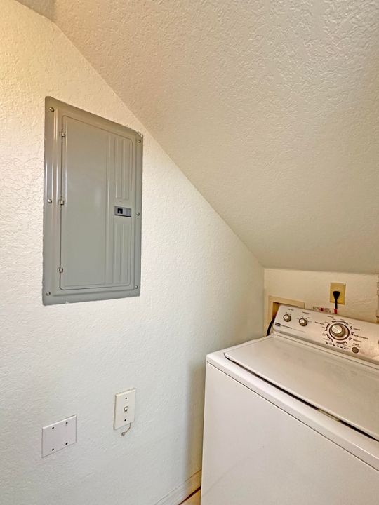 Active With Contract: $1,550 (1 beds, 1 baths, 752 Square Feet)