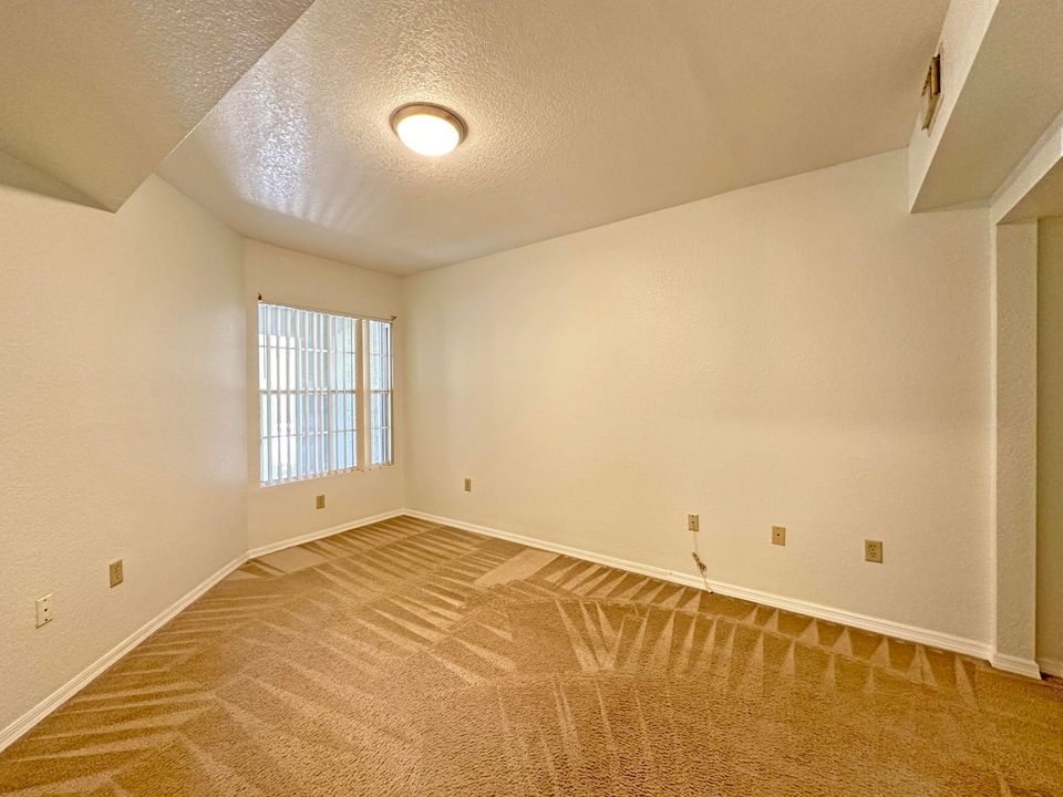 Active With Contract: $1,550 (1 beds, 1 baths, 752 Square Feet)