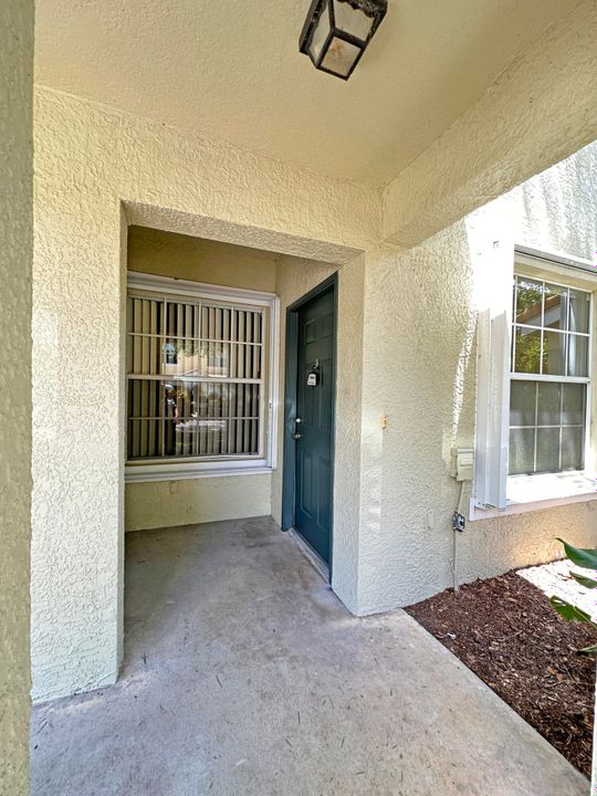 Active With Contract: $1,550 (1 beds, 1 baths, 752 Square Feet)