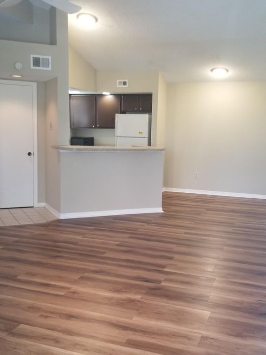 Active With Contract: $175,000 (2 beds, 1 baths, 909 Square Feet)