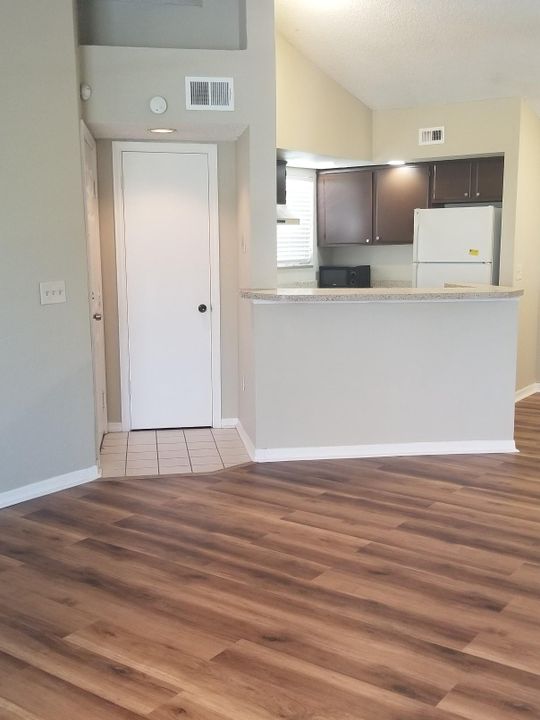 Active With Contract: $175,000 (2 beds, 1 baths, 909 Square Feet)