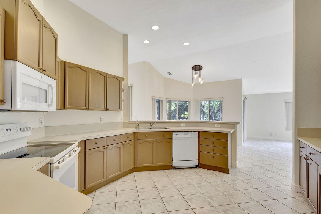 Active With Contract: $3,800 (3 beds, 2 baths, 2652 Square Feet)