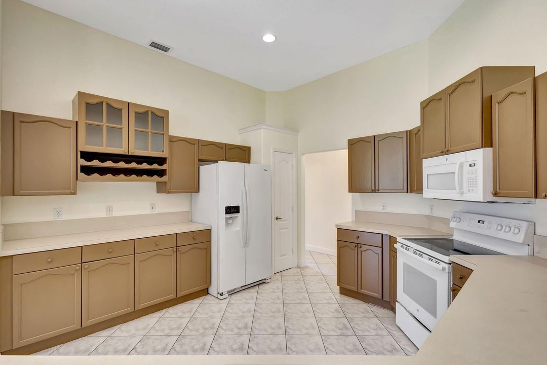 Active With Contract: $3,800 (3 beds, 2 baths, 2652 Square Feet)