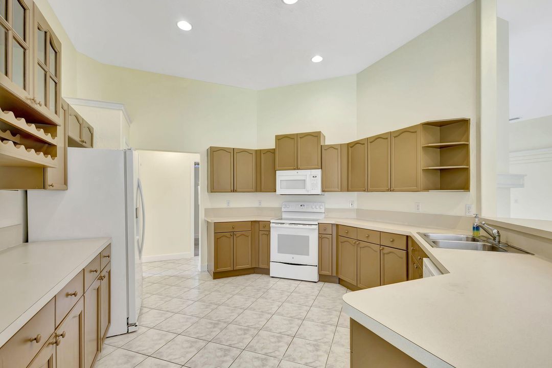 Active With Contract: $3,800 (3 beds, 2 baths, 2652 Square Feet)