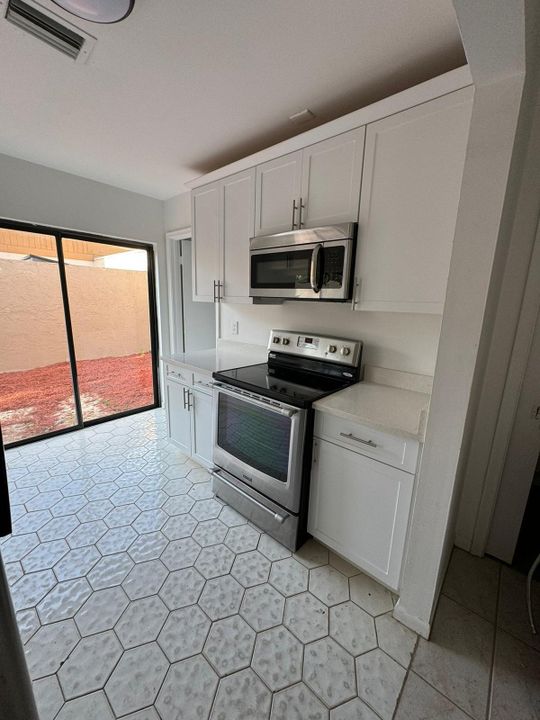 Active With Contract: $1,750 (1 beds, 1 baths, 1176 Square Feet)