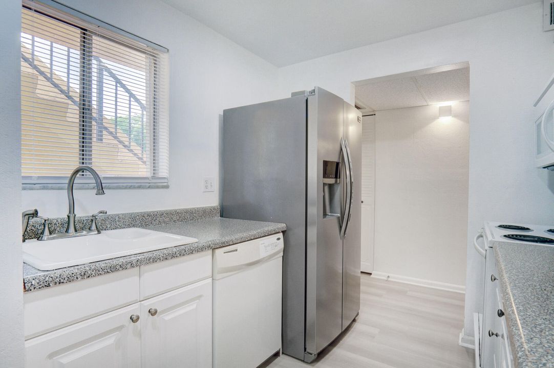 Active With Contract: $299,900 (2 beds, 2 baths, 1044 Square Feet)