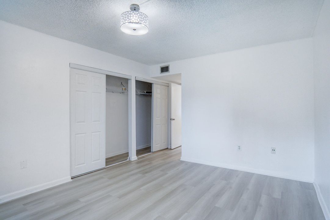 Active With Contract: $299,900 (2 beds, 2 baths, 1044 Square Feet)