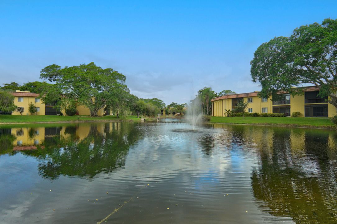 Active With Contract: $299,900 (2 beds, 2 baths, 1044 Square Feet)