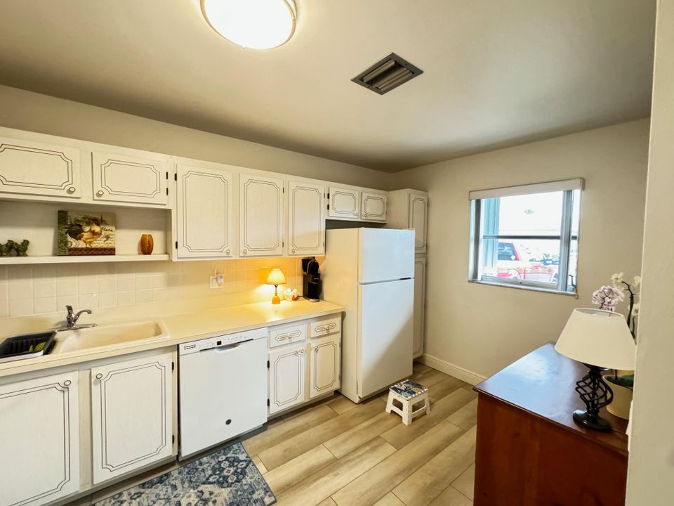 Active With Contract: $229,900 (2 beds, 2 baths, 1391 Square Feet)