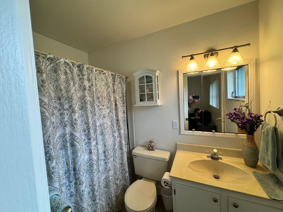 Active With Contract: $229,900 (2 beds, 2 baths, 1391 Square Feet)