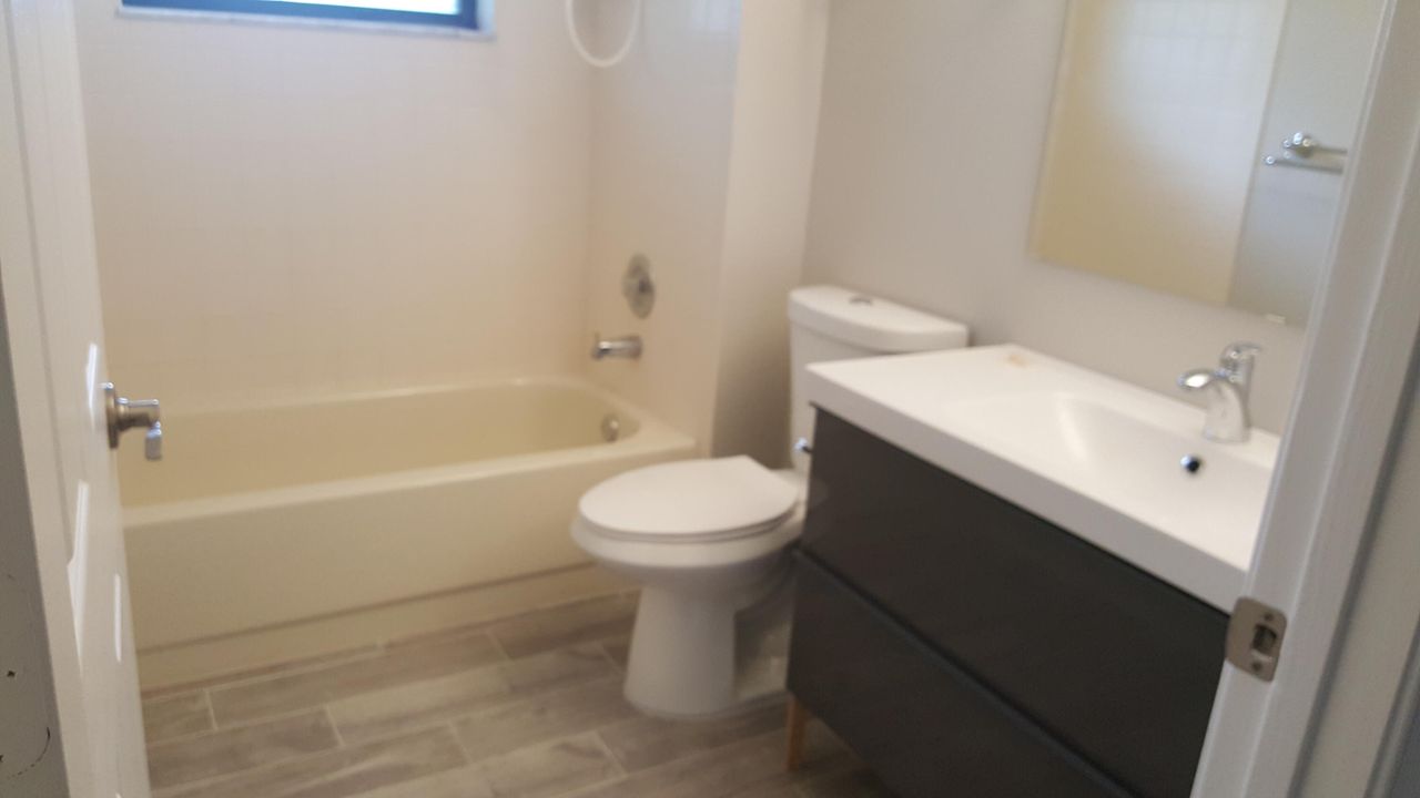 For Sale: $199,000 (2 beds, 2 baths, 967 Square Feet)