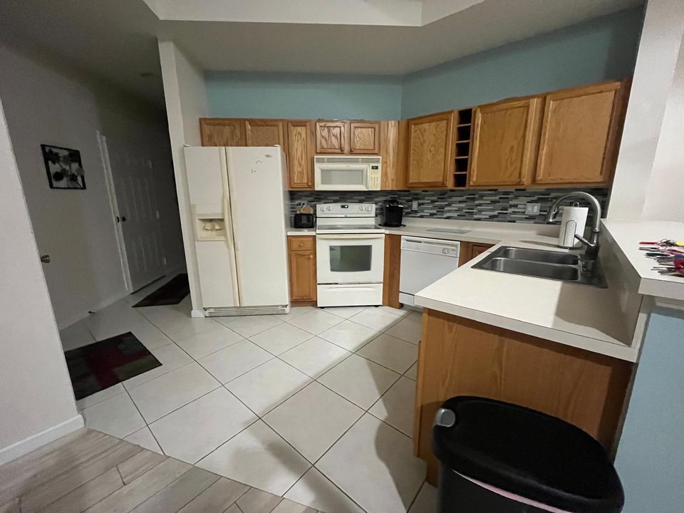 Active With Contract: $1,750 (1 beds, 1 baths, 1312 Square Feet)