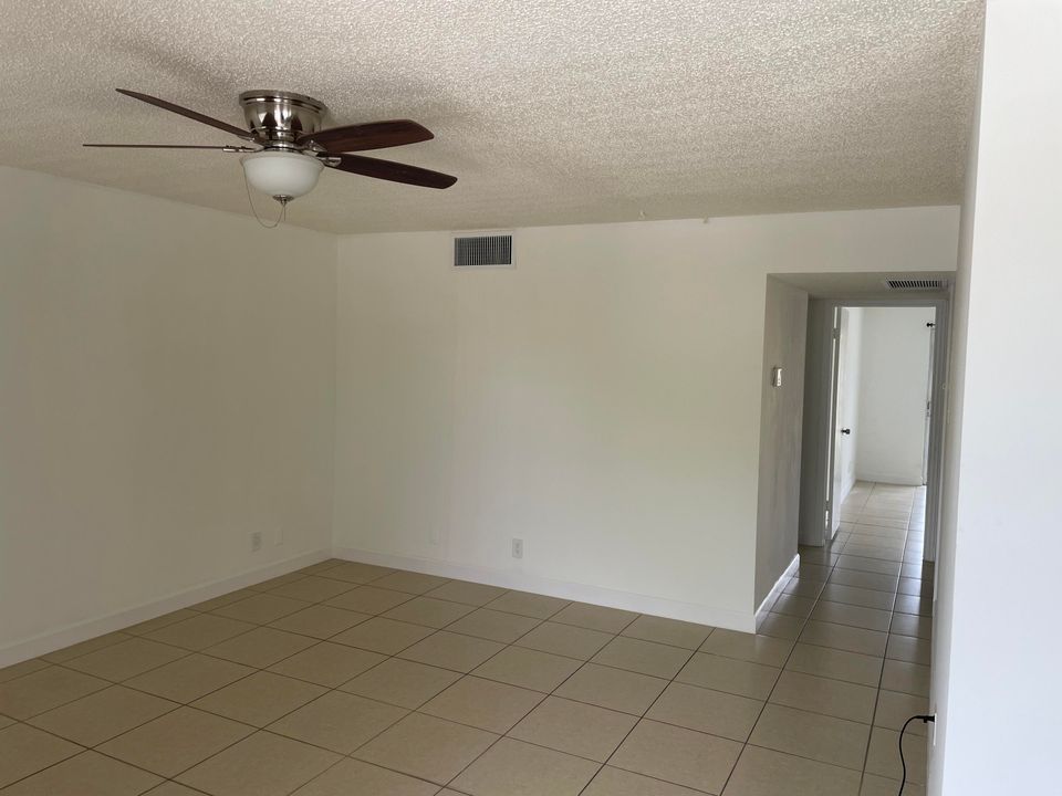 Active With Contract: $169,900 (2 beds, 1 baths, 825 Square Feet)