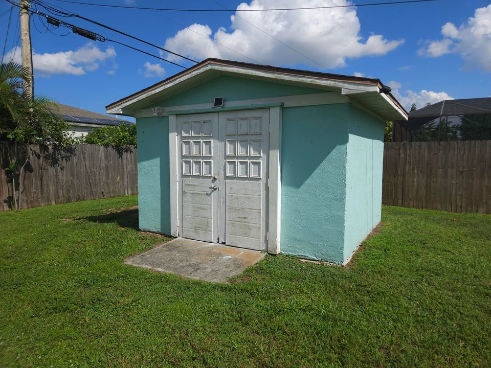 Active With Contract: $299,000 (2 beds, 1 baths, 992 Square Feet)