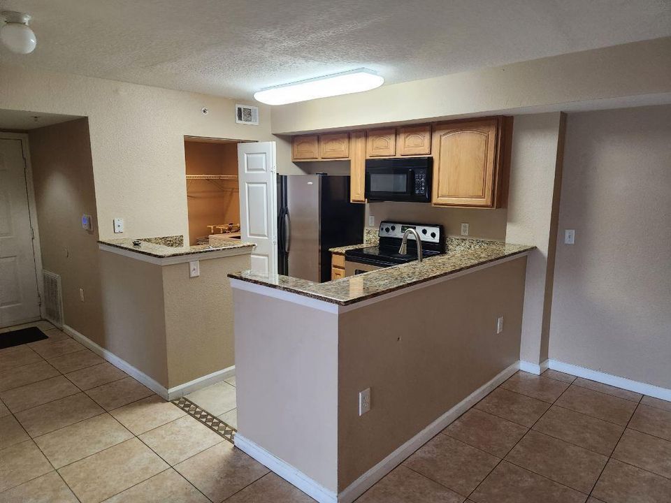 For Sale: $204,999 (2 beds, 2 baths, 1033 Square Feet)