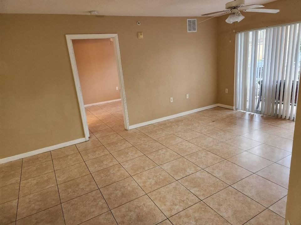 For Sale: $204,999 (2 beds, 2 baths, 1033 Square Feet)