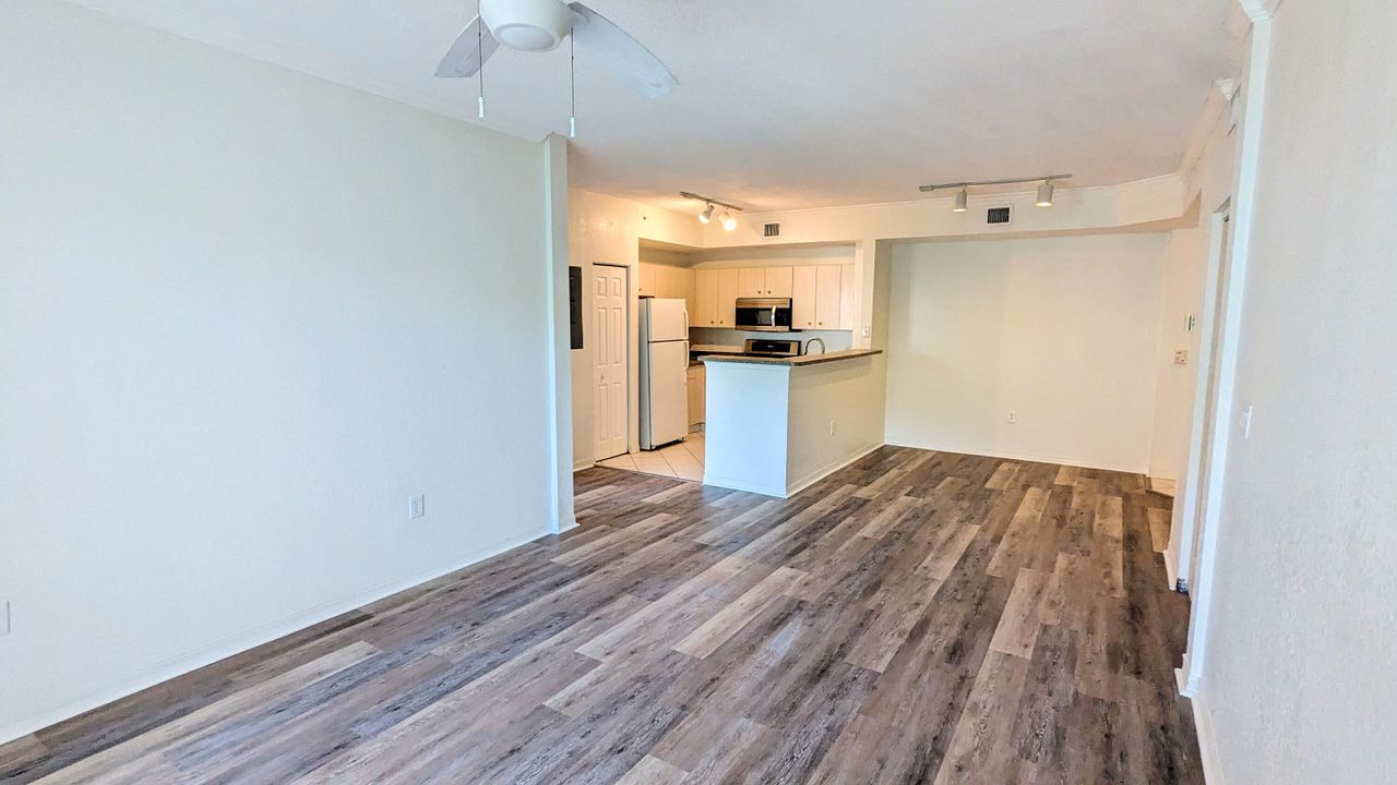 Active With Contract: $2,000 (2 beds, 2 baths, 1071 Square Feet)