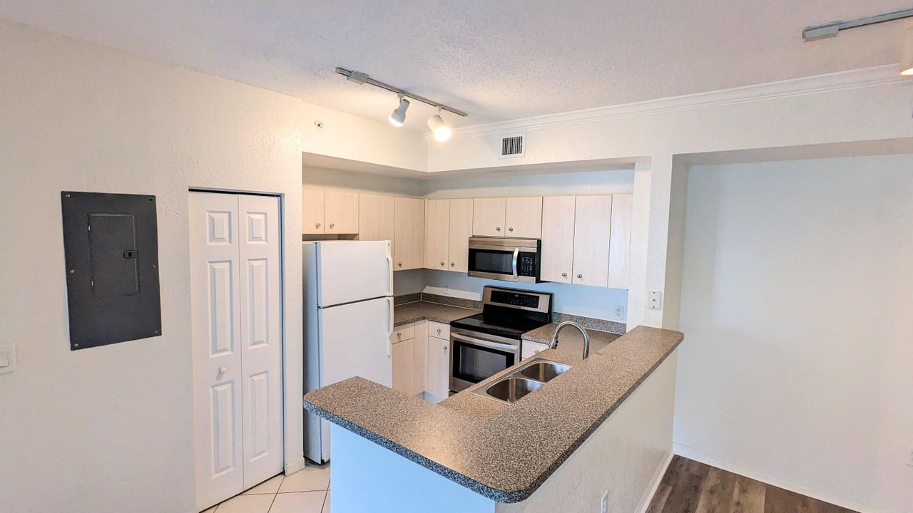 Active With Contract: $2,000 (2 beds, 2 baths, 1071 Square Feet)