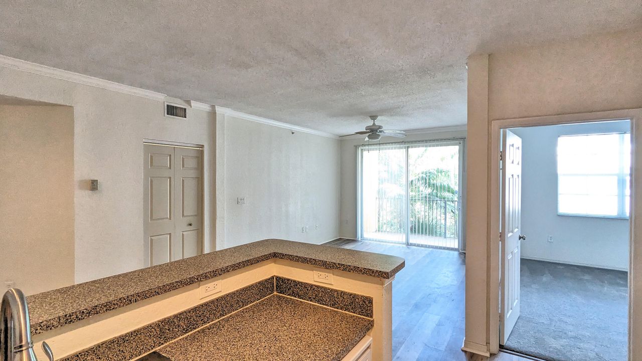 Active With Contract: $2,000 (2 beds, 2 baths, 1071 Square Feet)