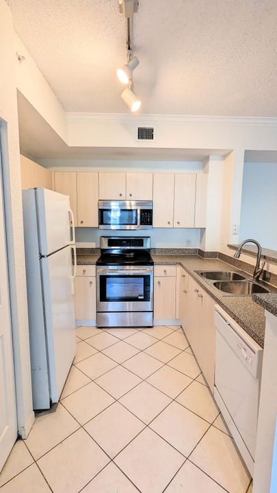 Active With Contract: $2,000 (2 beds, 2 baths, 1071 Square Feet)