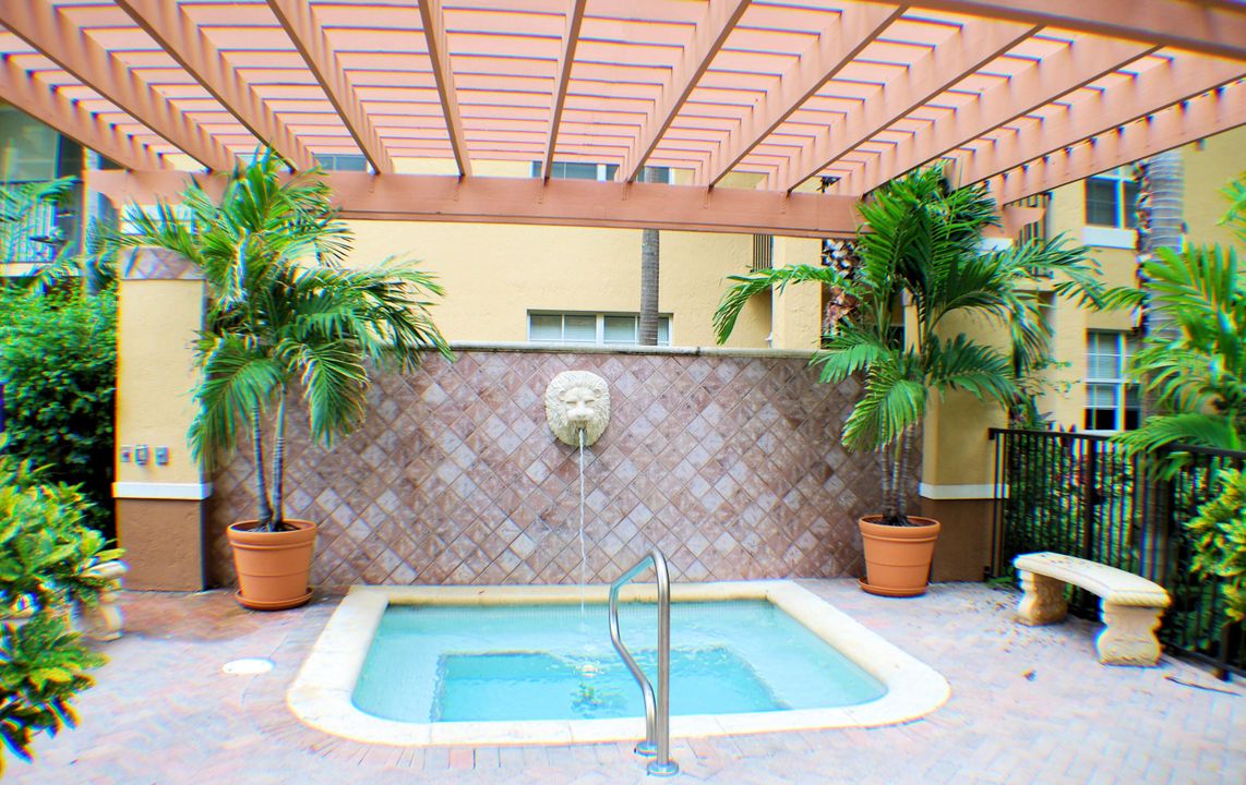 Active With Contract: $2,000 (2 beds, 2 baths, 1071 Square Feet)