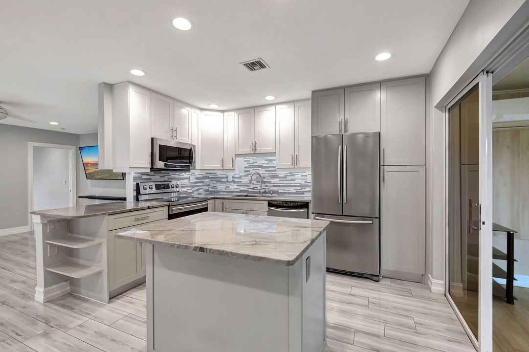 Active With Contract: $2,650 (2 beds, 2 baths, 1232 Square Feet)