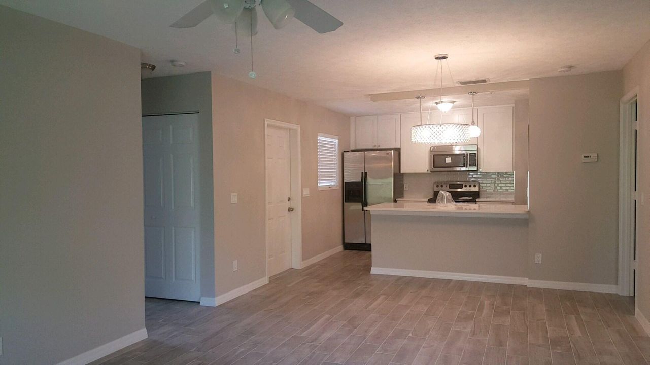 For Sale: $199,000 (2 beds, 2 baths, 967 Square Feet)