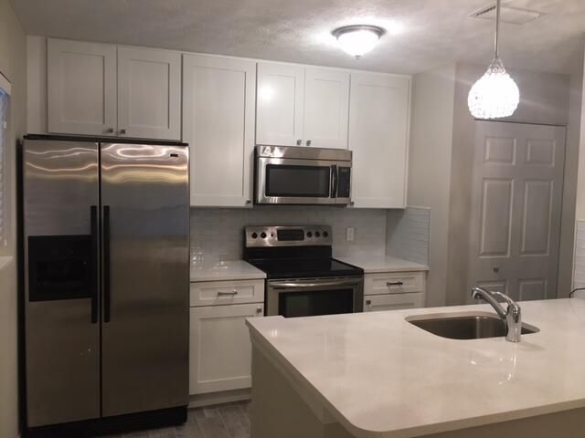 For Sale: $199,000 (2 beds, 2 baths, 967 Square Feet)