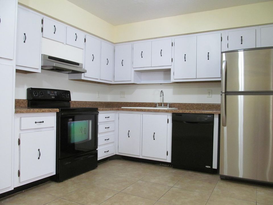 Active With Contract: $2,200 (2 beds, 2 baths, 1148 Square Feet)