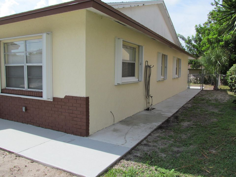 Active With Contract: $2,200 (2 beds, 2 baths, 1148 Square Feet)