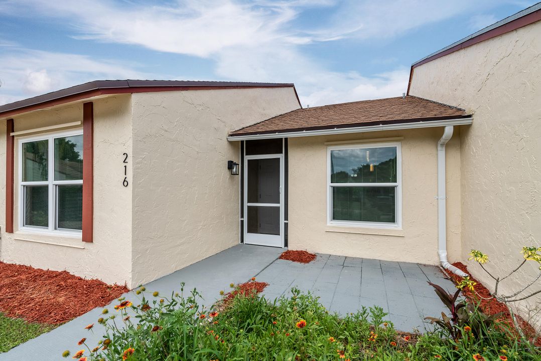 For Sale: $374,900 (2 beds, 2 baths, 1049 Square Feet)