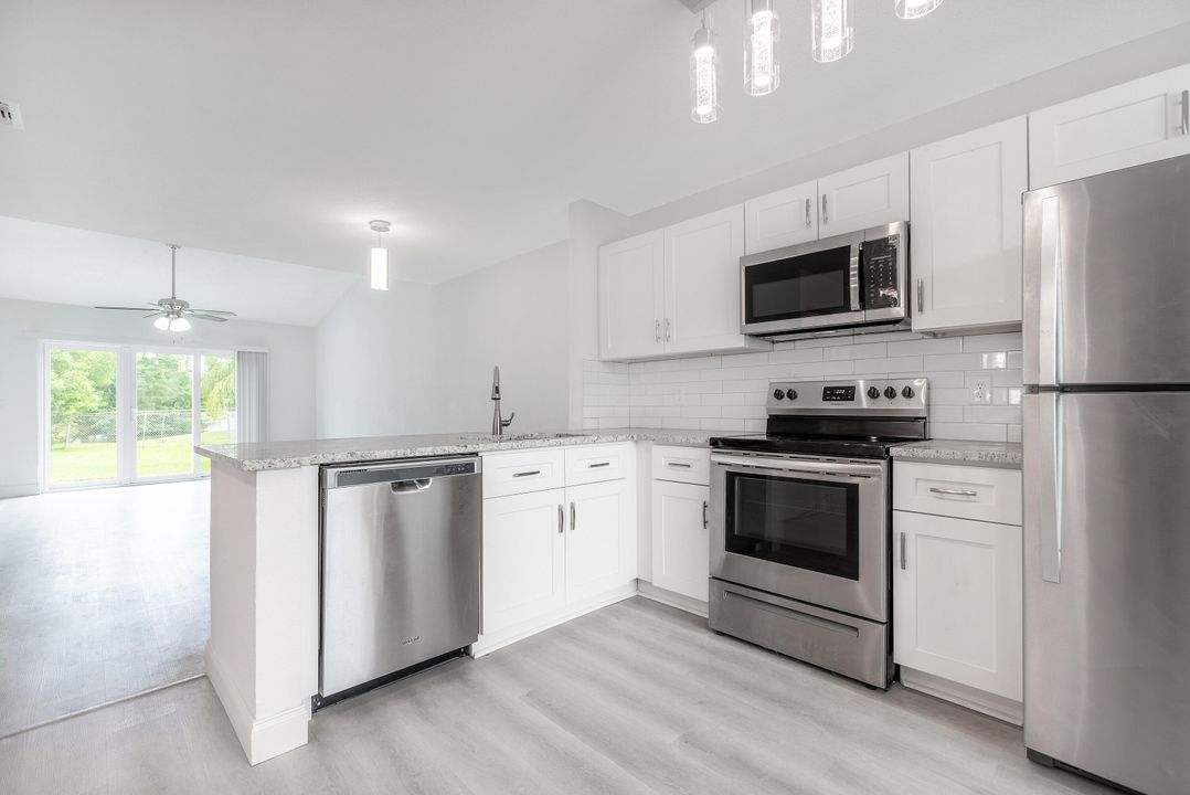 For Sale: $374,900 (2 beds, 2 baths, 1049 Square Feet)