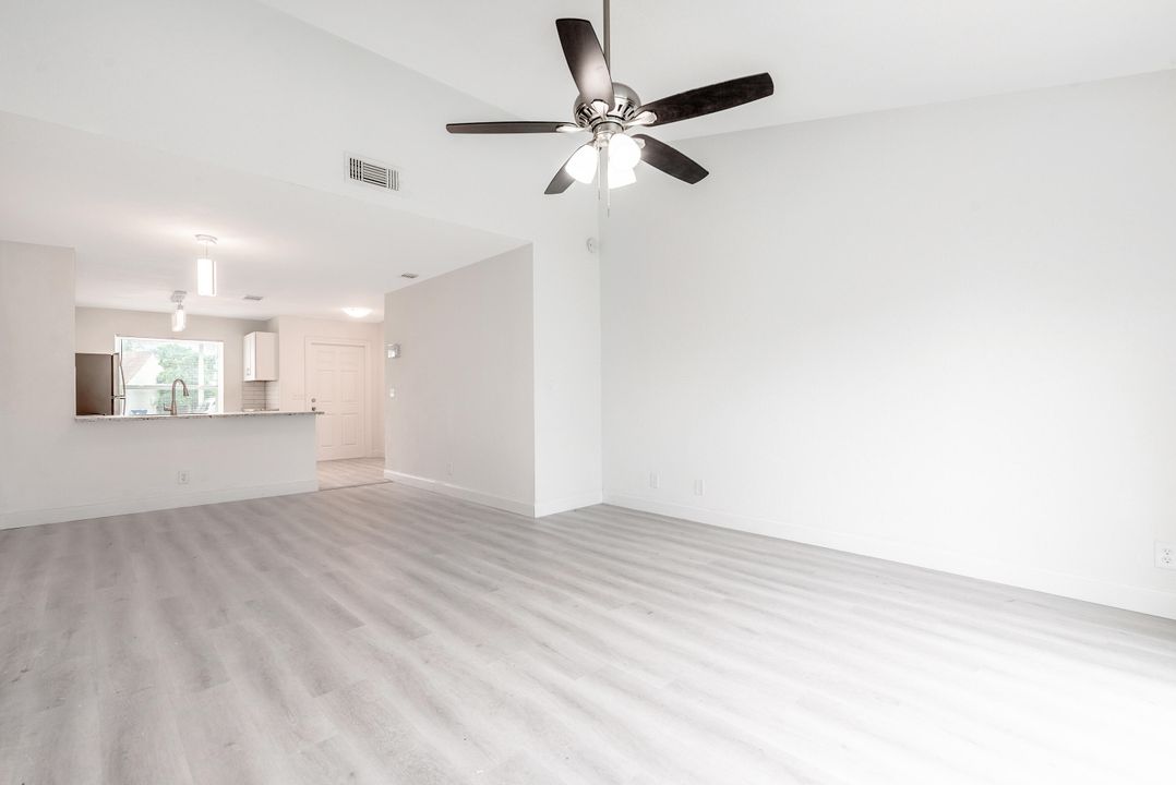 For Sale: $374,900 (2 beds, 2 baths, 1049 Square Feet)