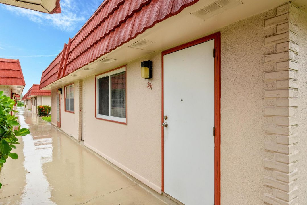 Active With Contract: $69,900 (1 beds, 1 baths, 726 Square Feet)