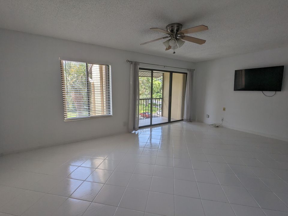 Active With Contract: $165,000 (0 beds, 1 baths, 561 Square Feet)