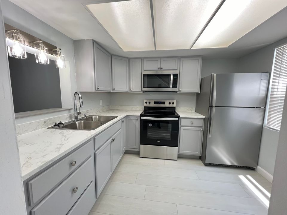 Active With Contract: $1,675 (2 beds, 1 baths, 1025 Square Feet)