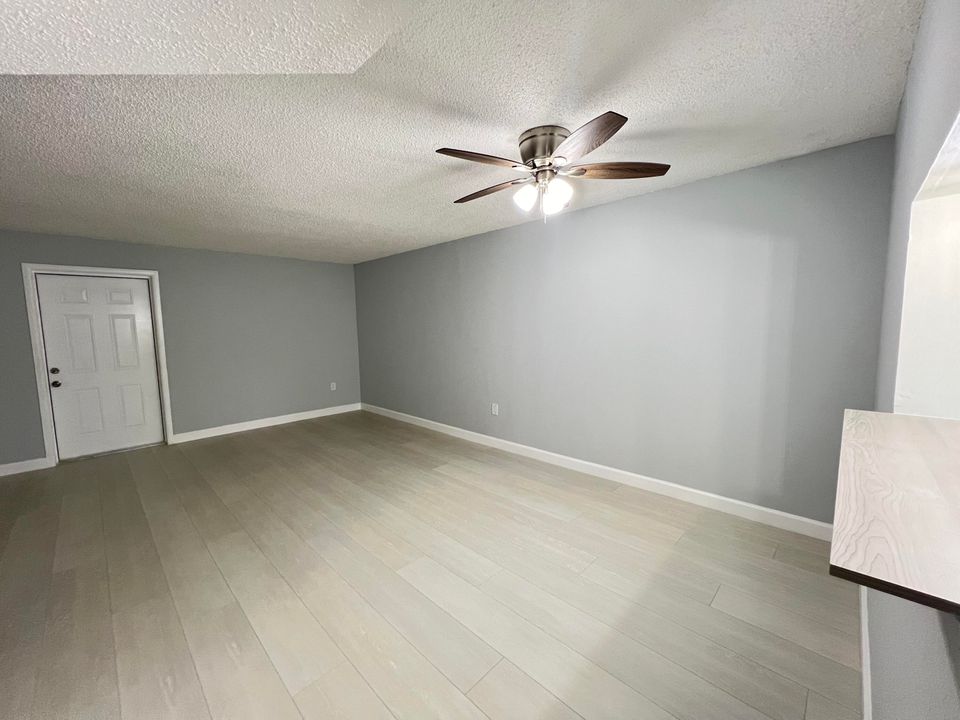 Active With Contract: $1,675 (2 beds, 1 baths, 1025 Square Feet)