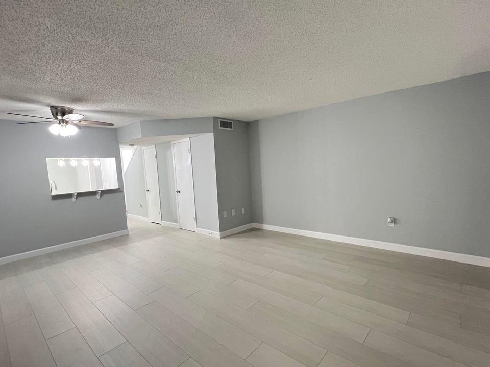 Active With Contract: $1,675 (2 beds, 1 baths, 1025 Square Feet)