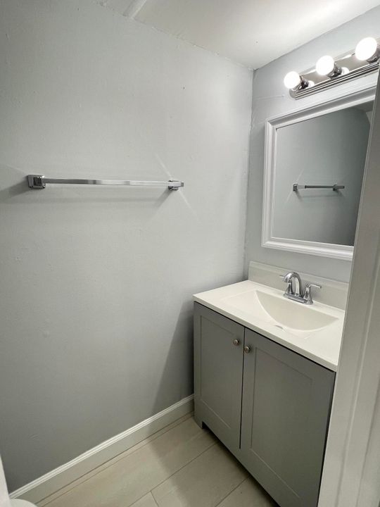 Active With Contract: $1,675 (2 beds, 1 baths, 1025 Square Feet)