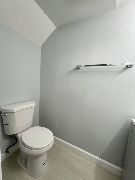 Active With Contract: $1,675 (2 beds, 1 baths, 1025 Square Feet)