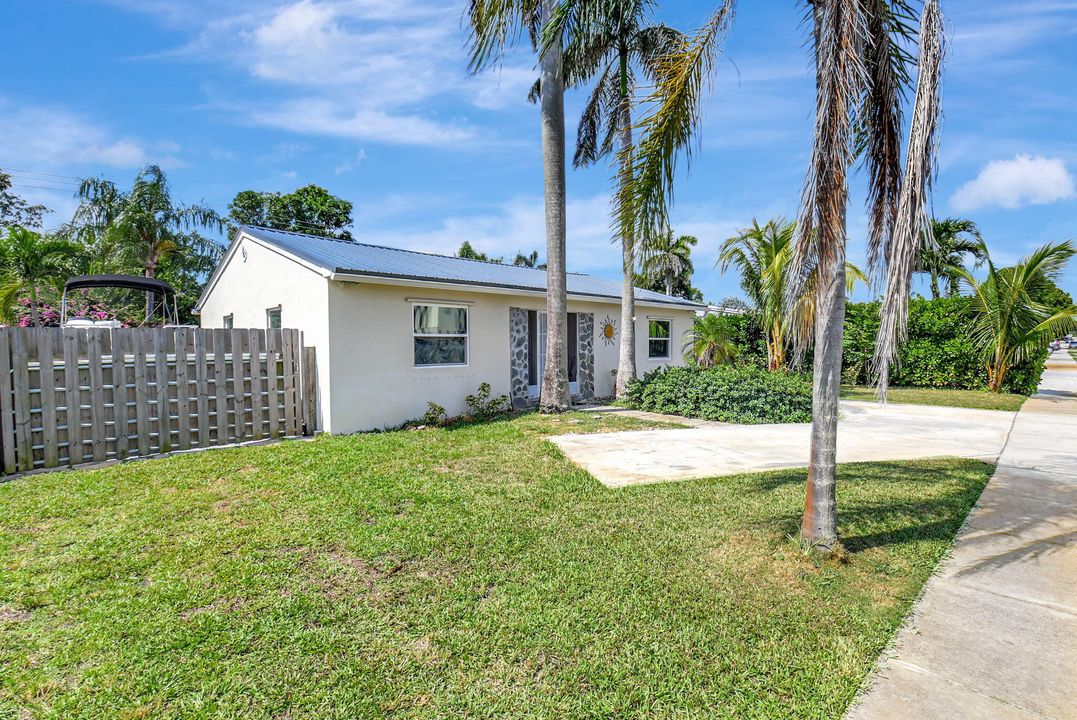 For Sale: $985,000 (3 beds, 2 baths, 1136 Square Feet)