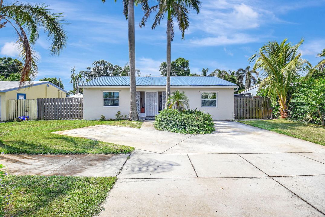 For Sale: $985,000 (3 beds, 2 baths, 1136 Square Feet)