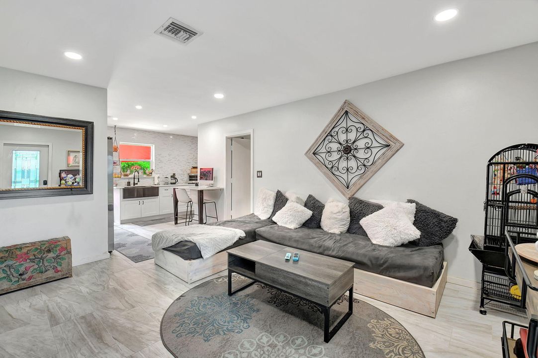 For Sale: $985,000 (3 beds, 2 baths, 1136 Square Feet)