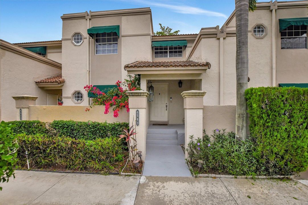 Active With Contract: $2,850 (2 beds, 2 baths, 1126 Square Feet)